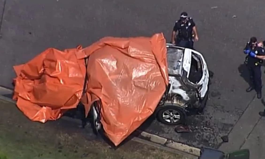 Detektív vyšetrujúci vraždu v Austrálii, v ktorej otec podpálil auto s jeho rodinou odstúpil po tom, ako „obviňoval obete“