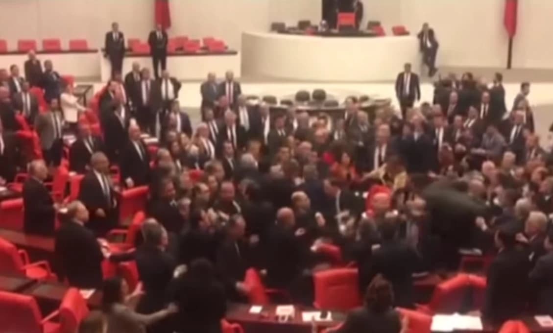 V tureckom parlamente sa strhla bitka potom, čo jeden z poslancov urazil Erdogana (VIDEO)
