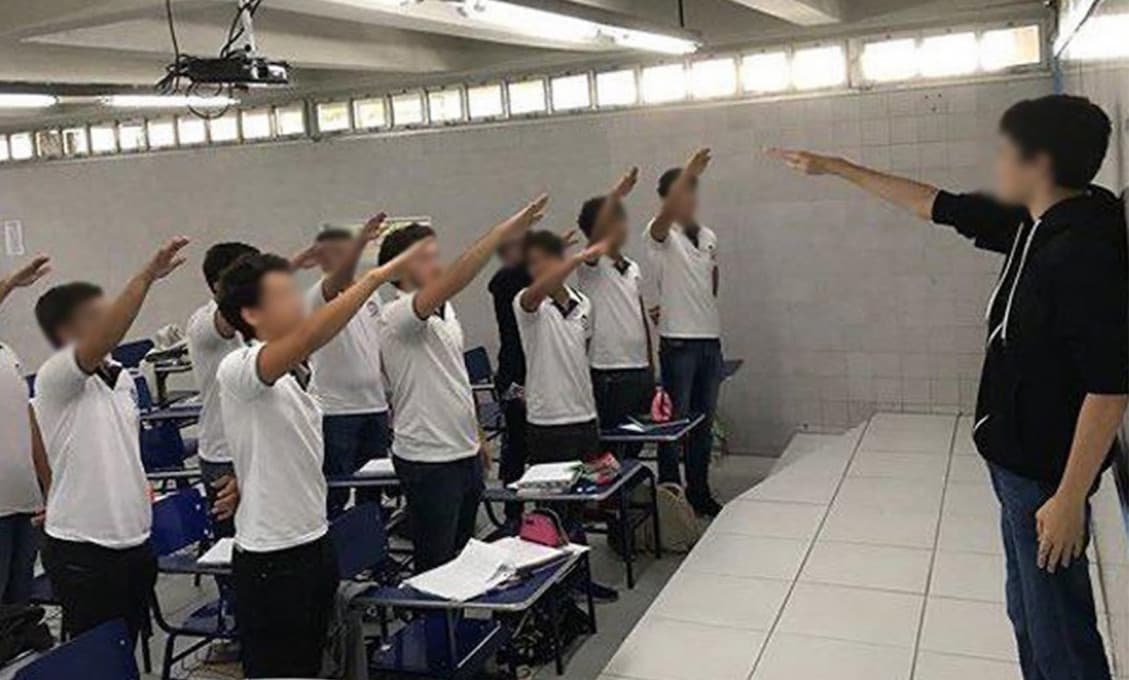 Brazílski študenti si vybrali svojho "vodcu" a zdravia ho s dvihnutou pravicou