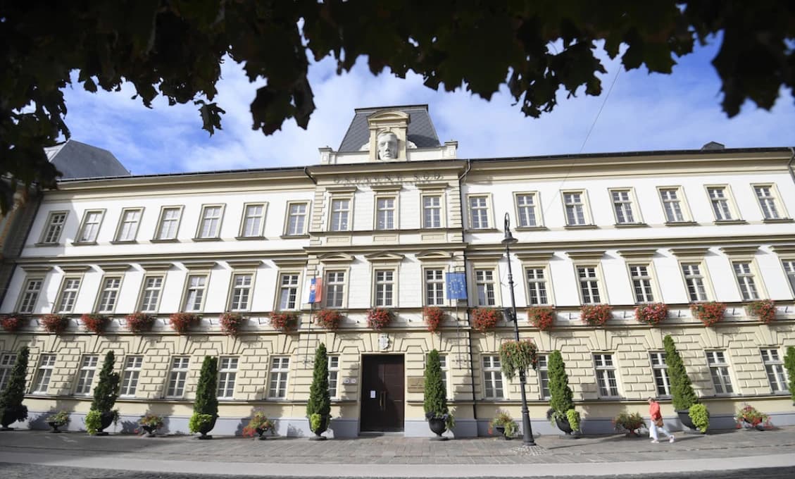 Francúzsky prezident Macron vyzval na rozumné prechodné obdobie v Alžírsku