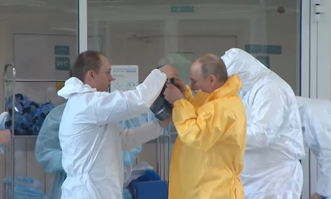 Putin navštívil nemocnicu, kde sa liečia pacienti infikovaní koronavírusom (VIDEO)