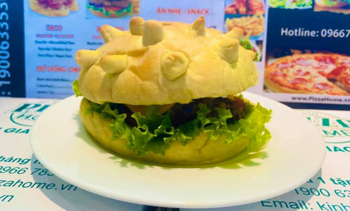 „Ak sa niečoho bojíš, mal by si to zjesť!“ Vietnamský šéfkuchár ponúka zákazníkom „Koronaburger“ (FOTO)
