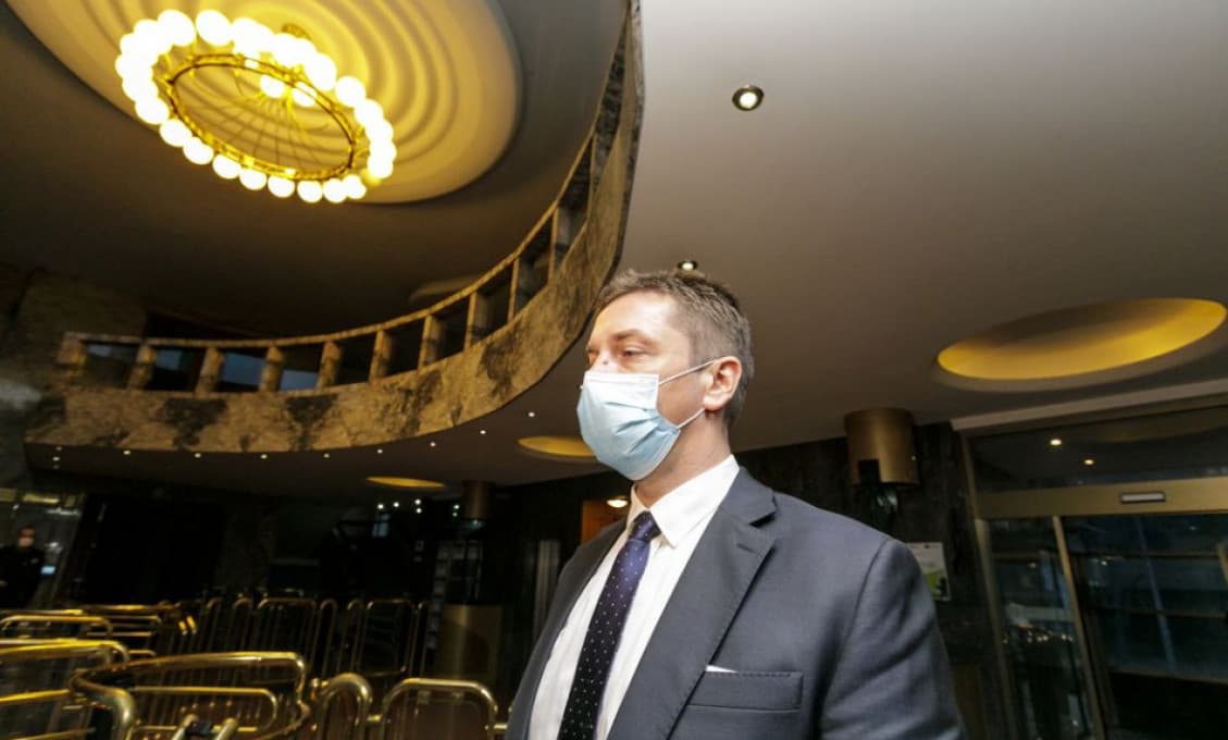 Nový minister dopravy urobil svoj prvý prešľap. Kvôli podozreniam odvolal investičného šéfa diaľničnej spoločnosti