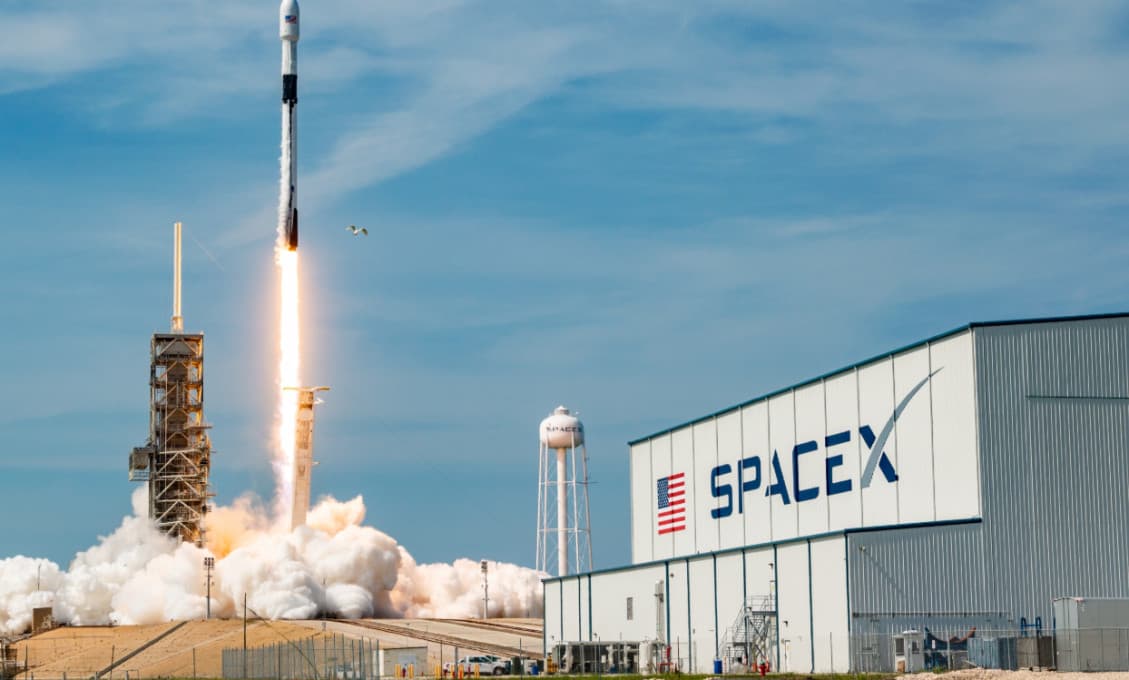 Prvý štart kozmonautov SpaceX bol zrušený kvôli počasiu. Ďalší pokus je stanovený na sobotu
