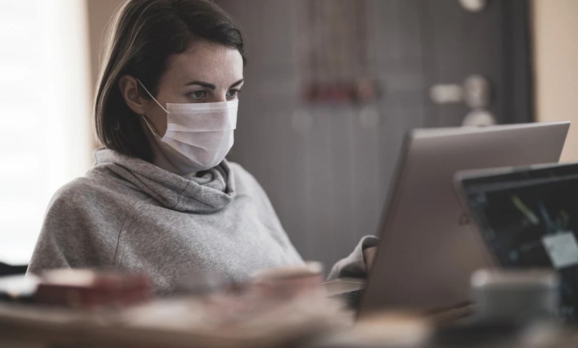 Povinnosť nosenia rúška sa vzťahuje aj na pracoviská