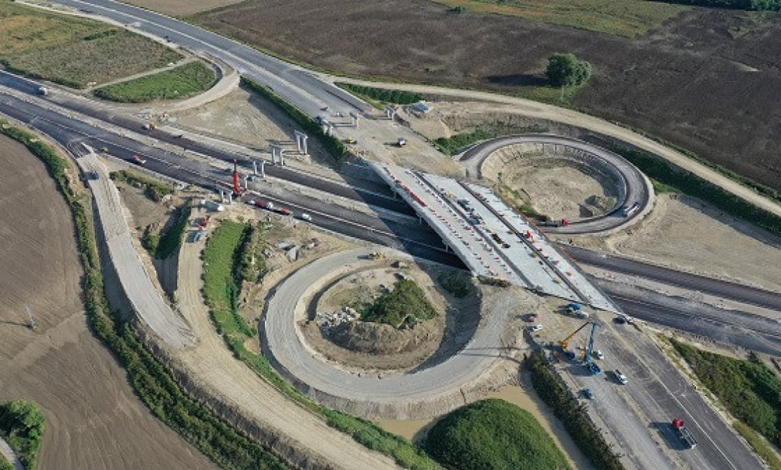 Polícia vzniesla obvinenie voči dvom vrcholným manažérom D4R7 Construction