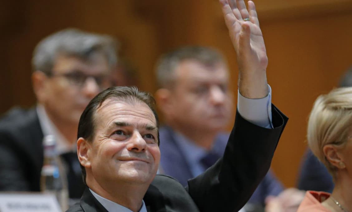 Rumunský premiér dostal pokutu za nenosenie rúška
