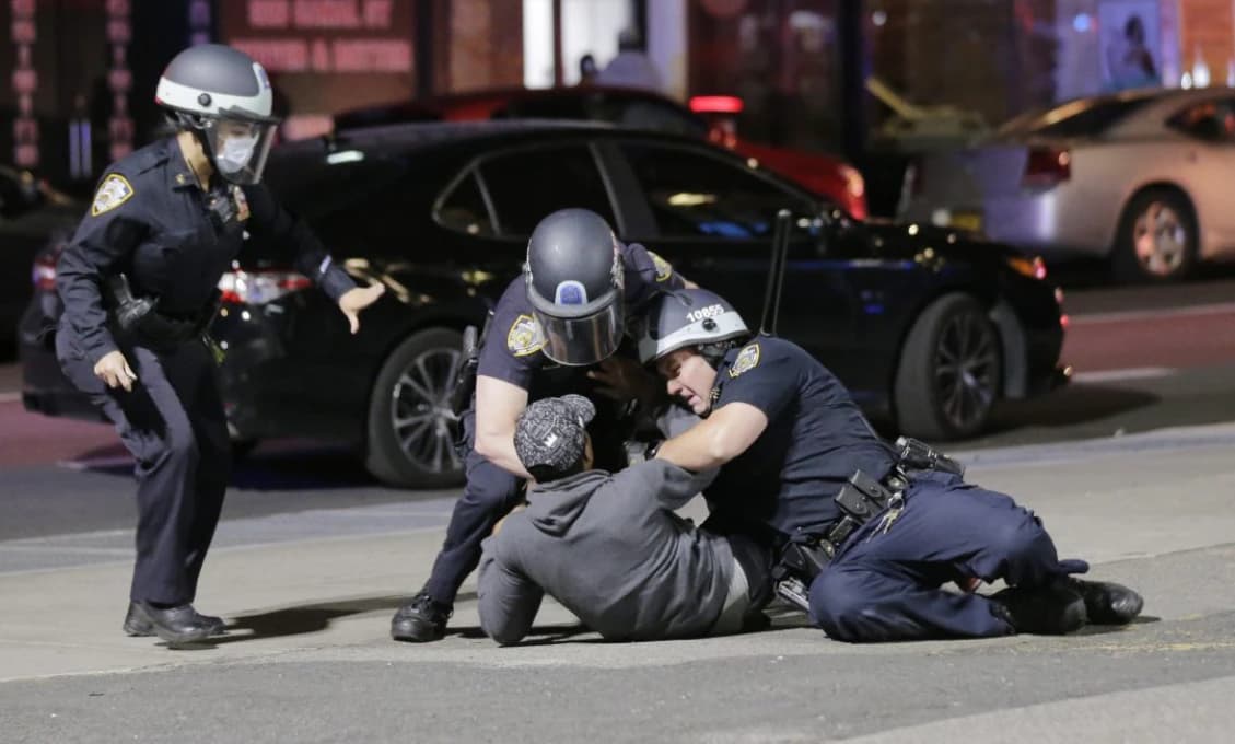 Ruského novinára v USA napadla polícia, Moskva teraz požaduje vyšetrenie incidentu