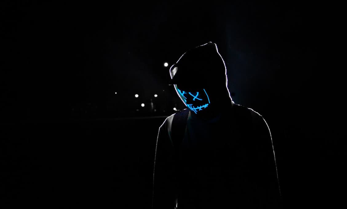 Anonymous sa zapojili do protestov v USA. Hackli stránku polície aj policajné rádiá