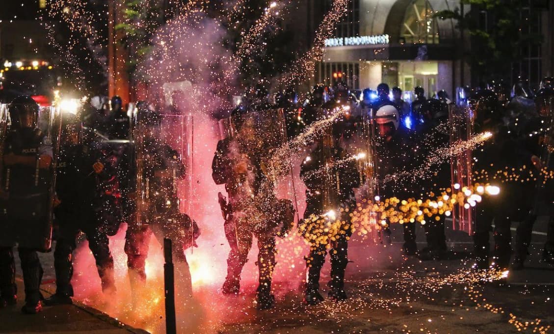 Počas protestov v USA postrelili 4 policajtov