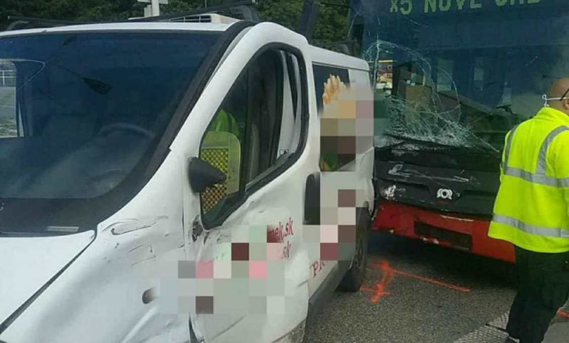 Na Karloveskej ulici došlo k dopravnej nehode autobusu a auta