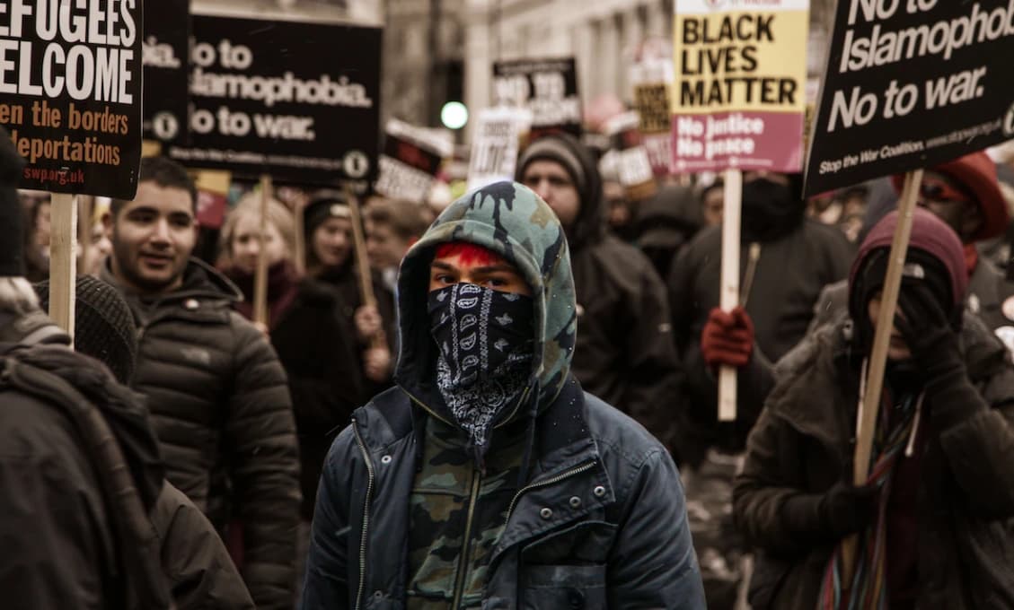 Američania demonštrujú s tyčami a Trump hľadá verejného nepriateľa. Z násilia viní hnutie Antifa
