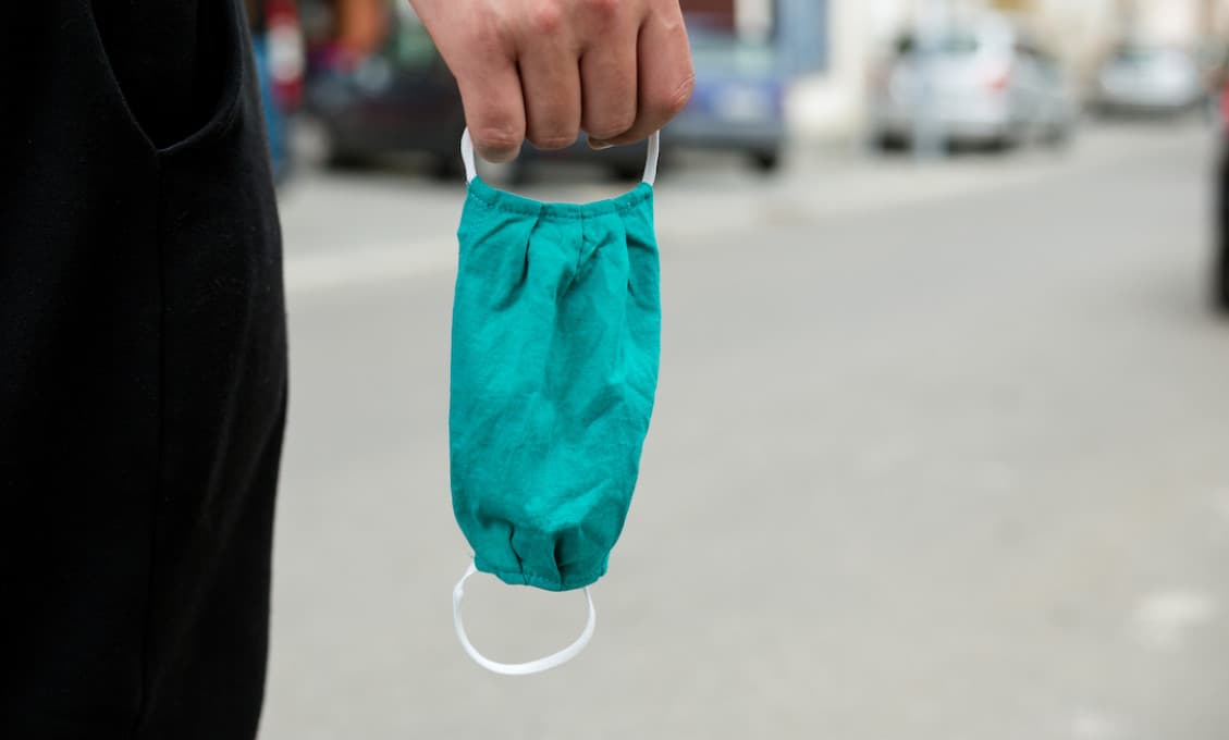 Od stredy sa zmierňuje nosenie rúšok na verejnosti