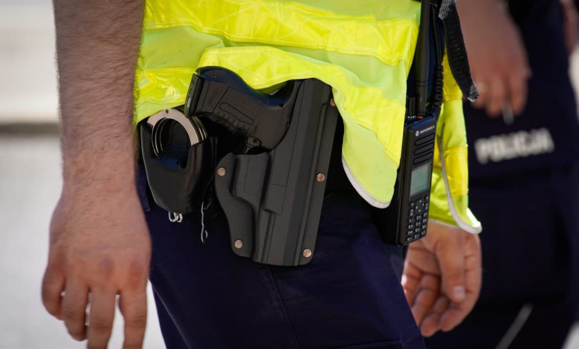 Streľba policajtov na útočníka, pri ktorej zranili 15-ročné dievča, bola podľa inšpekcie oprávnená