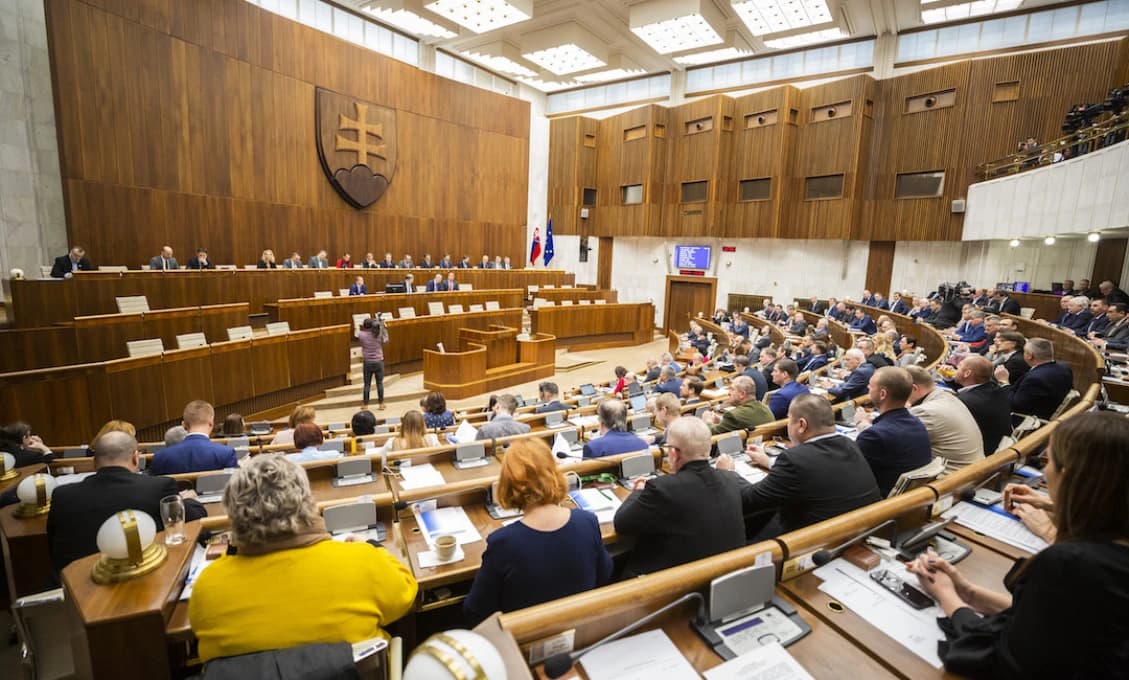 Poslanci schválili skrátené legislatívne konanie k dvom vládnym návrhom