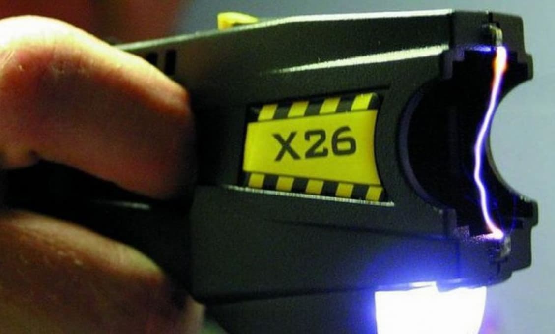 Policajti by mali dostať eletrické paralyzéry za 1,6 milióna eur