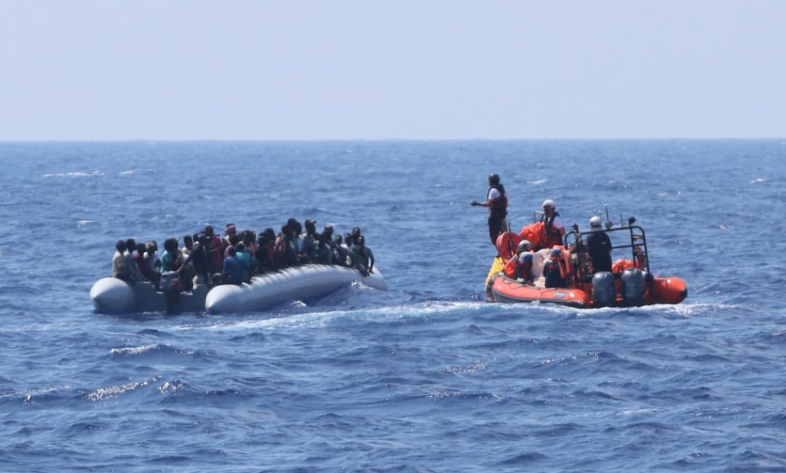 Vláda dovolila 400 migrantom, aby sa po týždňoch na mori vylodili