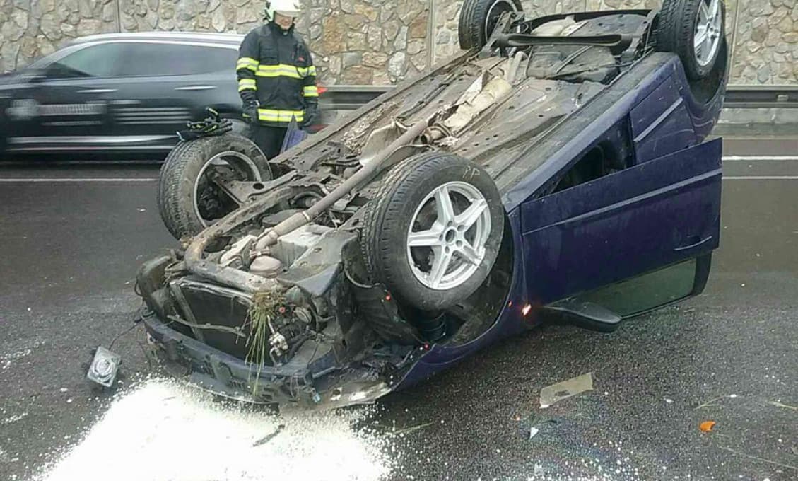 AKTUÁLNE: Na diaľnici D1 pri Zamarovciach sa automobil prevrátil na strechu