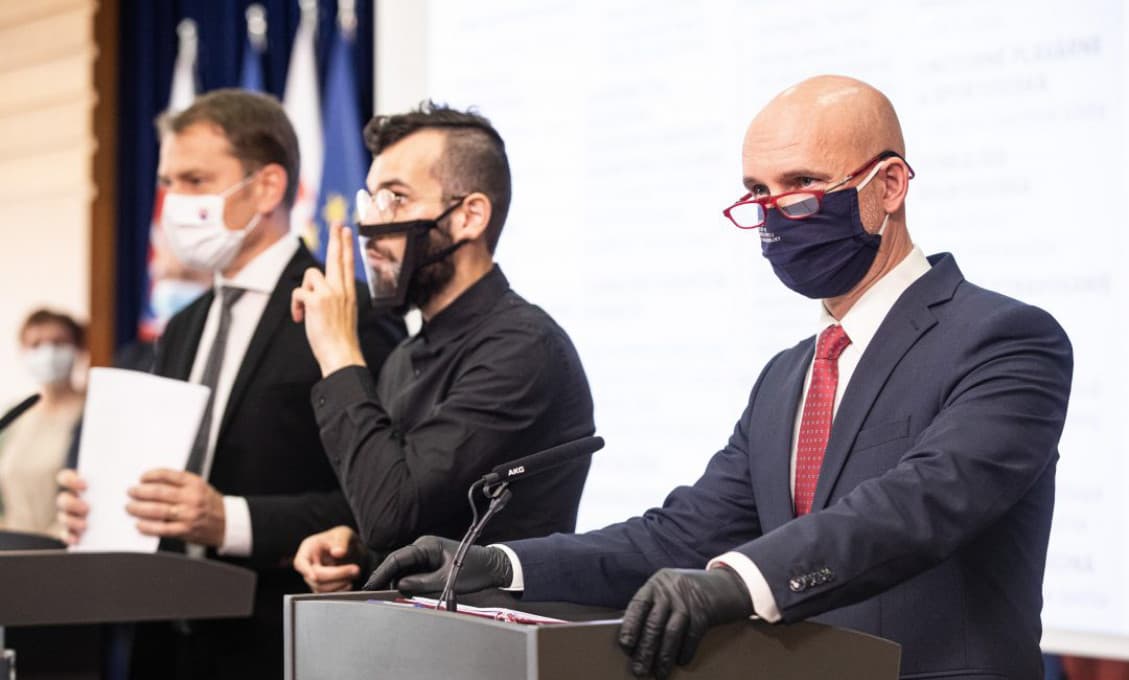 AKTUÁLNE: Nosenie rúšok vonku už nebude povinné (aktualizácia)