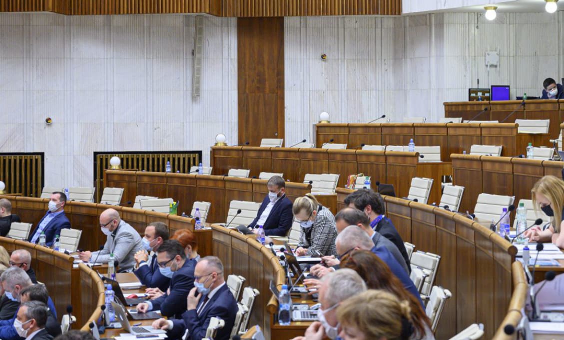 Poslanci schválili pomoc podnikateľom s platením nájmov
