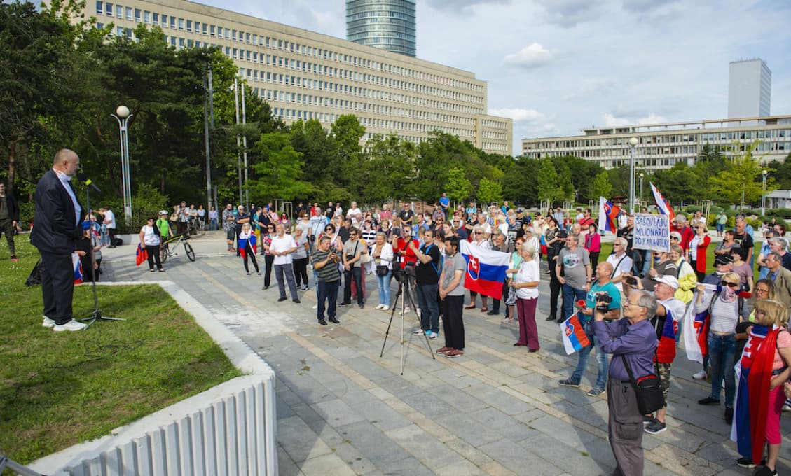 Pred úradom vlády demonštrovalo do 200 ľudí proti vláde Igora Matoviča