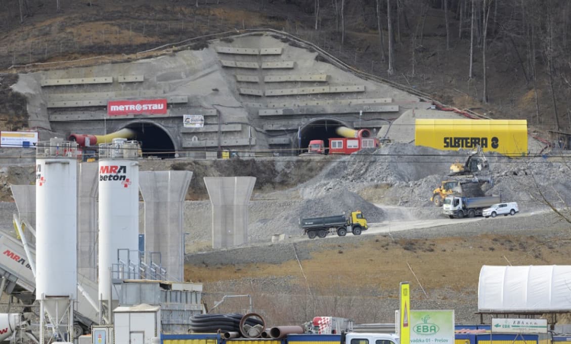 Na stavbe prešovského obchvatu na diaľnici D1 dokončili vnútornú betonáž tunela Prešov