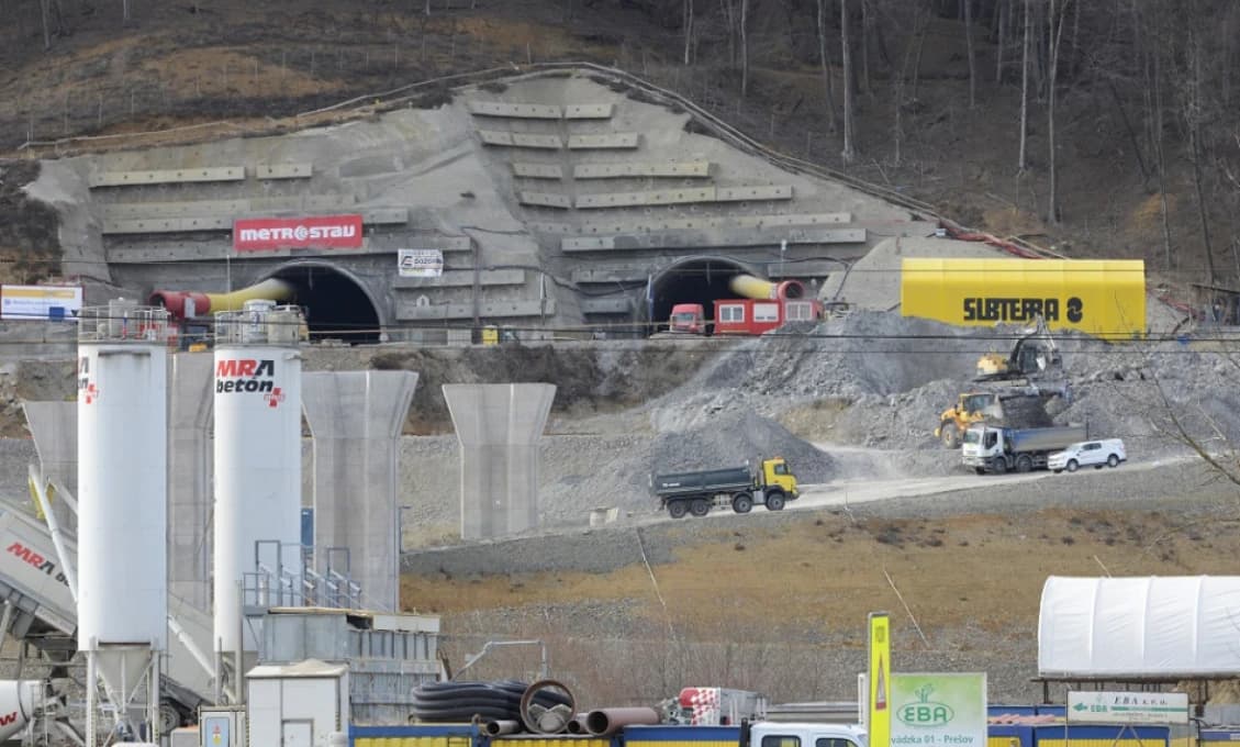 Vedci zverejnili prvú snímku čiernej diery