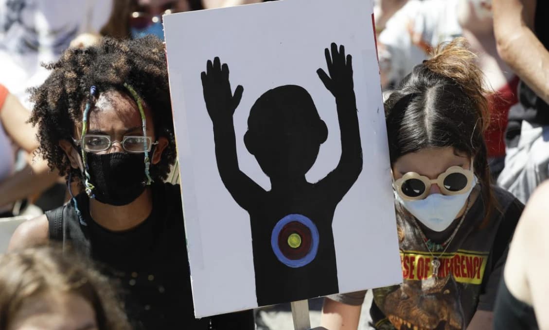 Policajta obvinili z rasizmu potom, ako citoval výskum, že policajti strieľajú na Afroameričanov „menej, ako by mali“