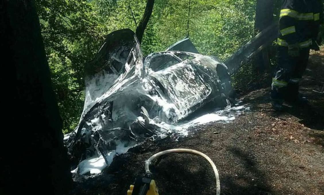 V Kľačne vyletelo auto z cesty, narazilo do stromov a začalo horieť