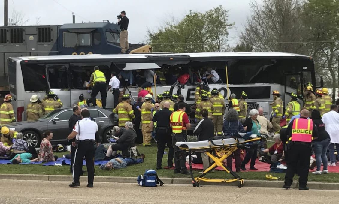 Pri zrážke vlaku s autobusom utrpelo zranenia najmenej 15 ľudí