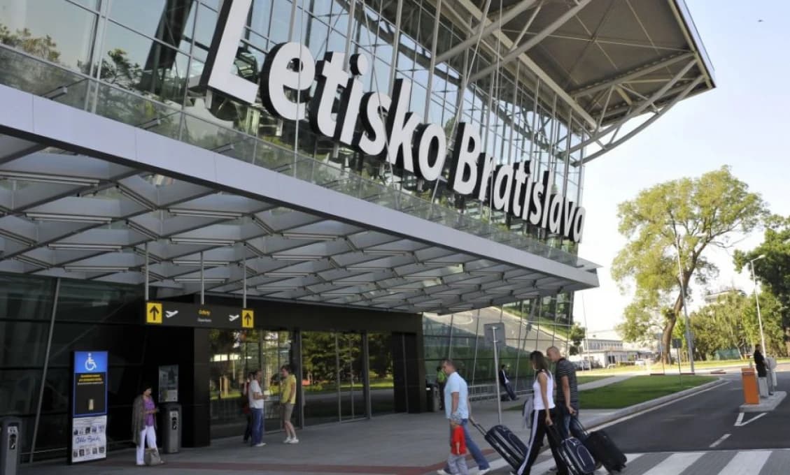Letiská v Bratislave a Košiciach po troch mesiacoch začínajú opäť vybavovať pravidelné lety