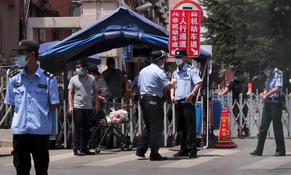 Peking hlási, že situácia v meste je "mimoriadne vážna"