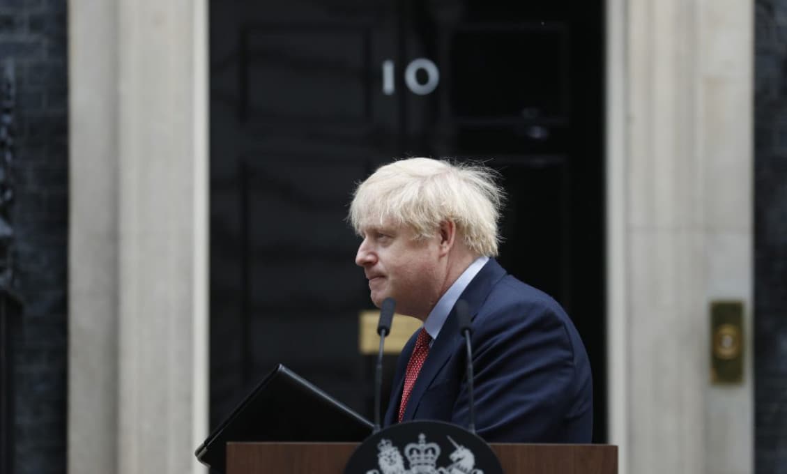 Protestujúci skočil pod auto britského premiéra Johnsona