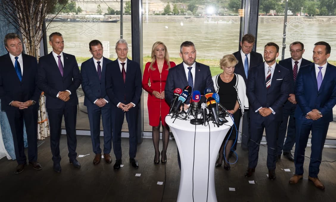 Kluby koalície sa poradia o podpore prípadného návrhu odvolať z vedúcich funkcií poslancov Pellegriniho skupiny