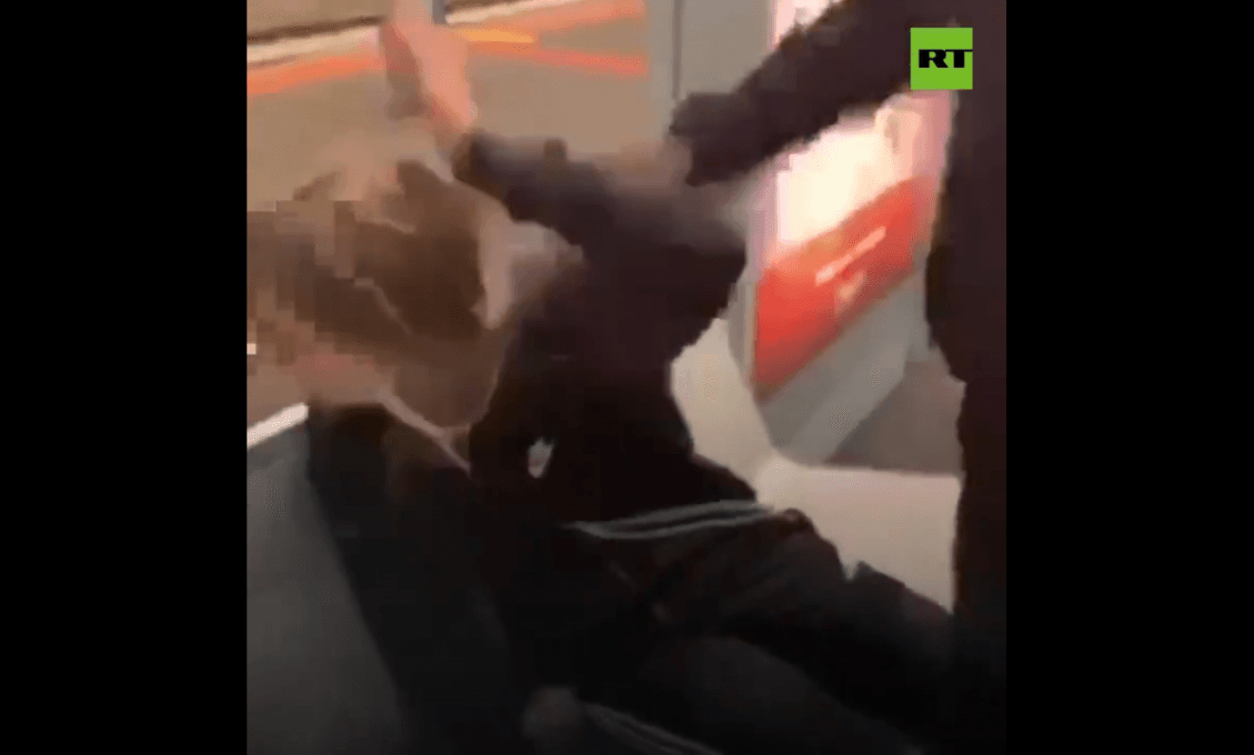 V Austrálii napadla skupina černošiek mladú bielu tínedžerku, ktorá čakala na vlak (VIDEO)