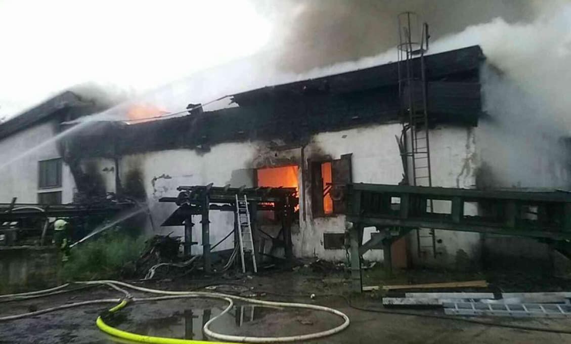 (aktualizácia) V Oravskom Podzámku horí výrobná hala, škodu odhadli na milión eur (foto)