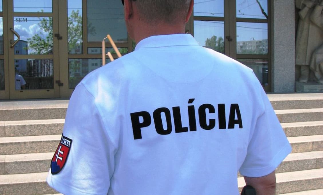 Polícia obvinila policajtku, mala cudzincom pomáhať nelegálne prekročiť hranicu
