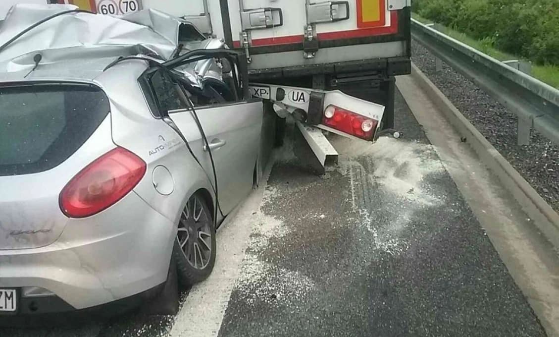 Na R1 prišiel pri zrážke auta s kamiónom o život vodič vozidla (foto)