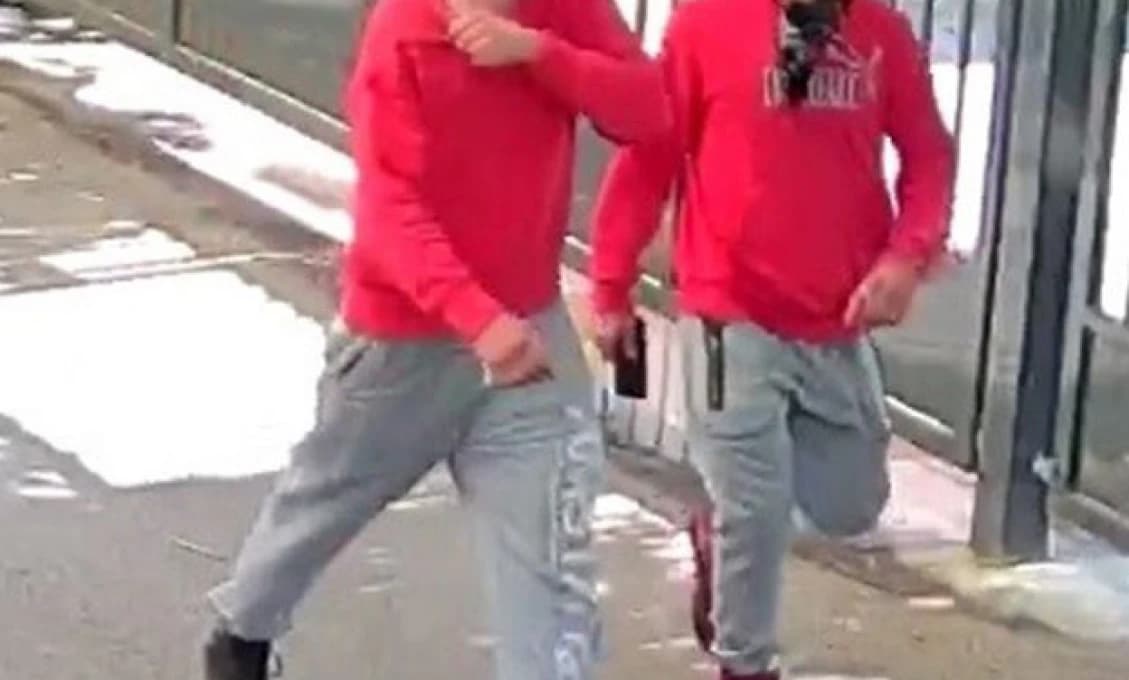 Polícia pátra po dvoch mužoch, ktorí by mohli prispieť k objasneniu krádeže