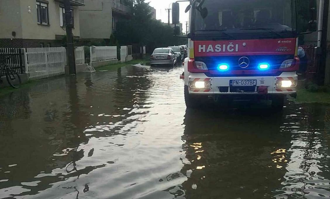 Pre povodne bolo do sobotňajšieho večera v teréne aj 150 vodohospodárov