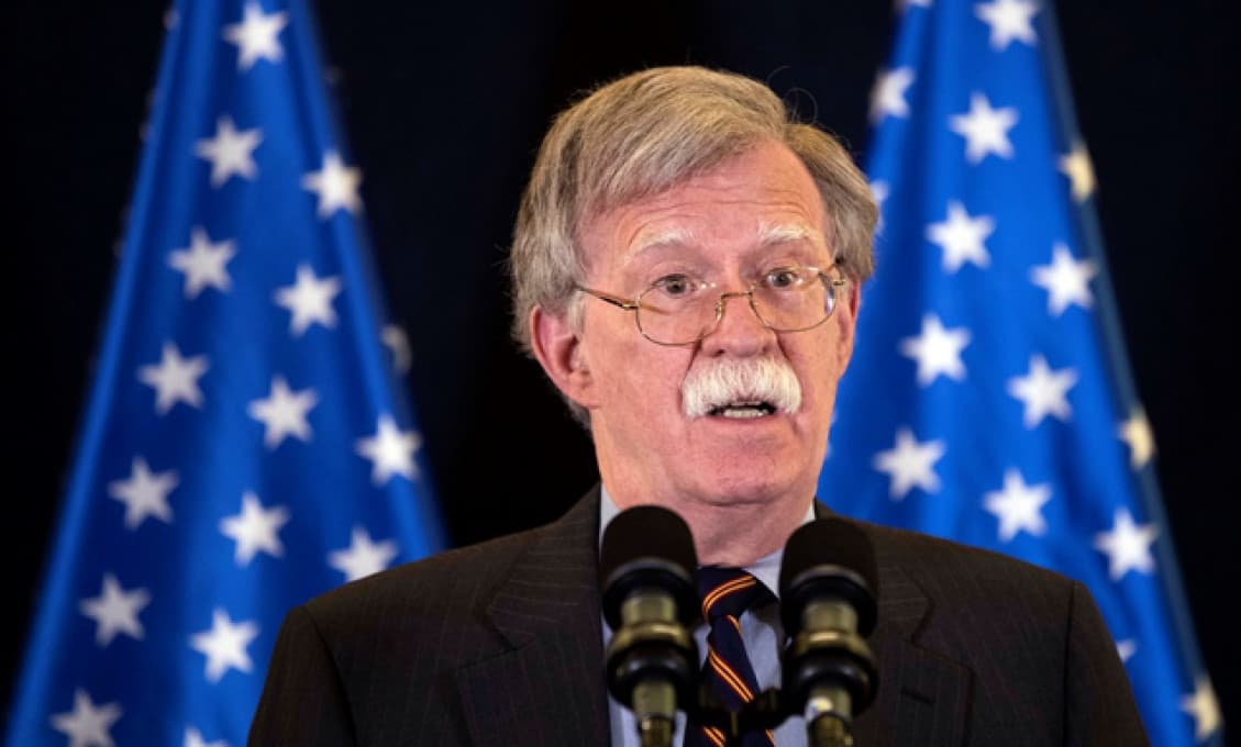 Bolton môže vydať svoju knihu, ale jeho konanie by mohlo spôsobiť „nenapraviteľnú škodu“