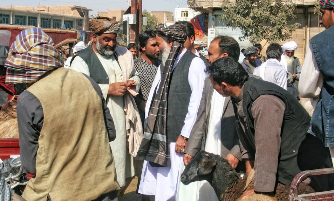 Počas mierového úsilia uniesol Taliban desiatky civilistov
