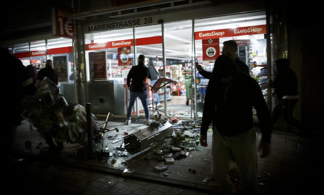 V Stuttgarte výtržníci napadli políciu a vyrabovali obchody (VIDEO)