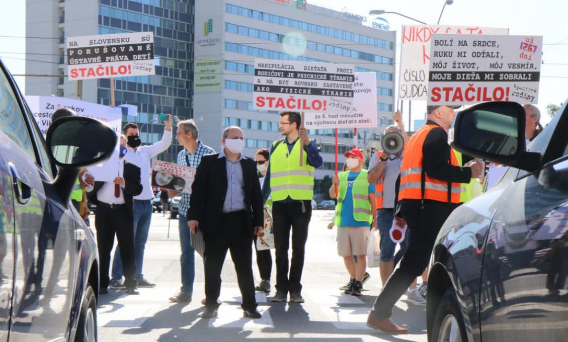 Súdy svojvoľne odoberajú rodičom zo starostlivosti ich deti, upozorňujú protestujúci