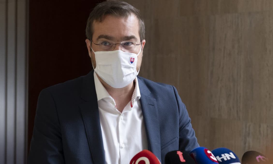 Vláda chce cez mobily získavať informácie o ľuďoch prichádzajúcich z "nebezpečných" krajín