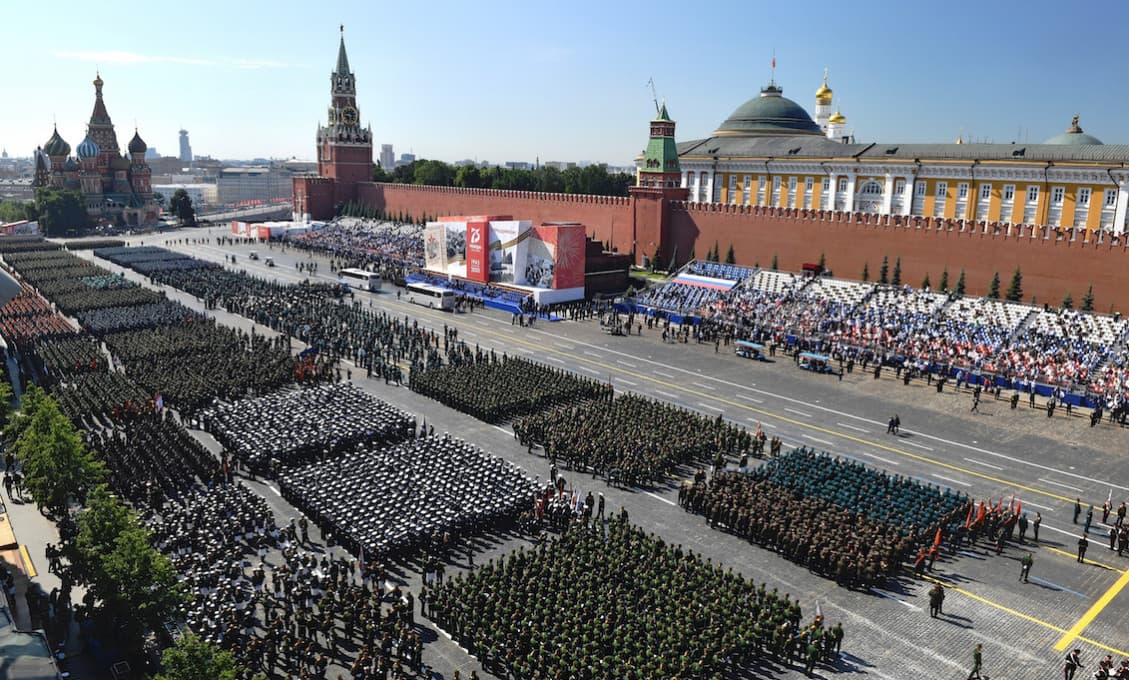 Hrdinstvo veteránov je dedičstvom celého ľudstva, vyhlásil Putin počas vojenskej prehliadky