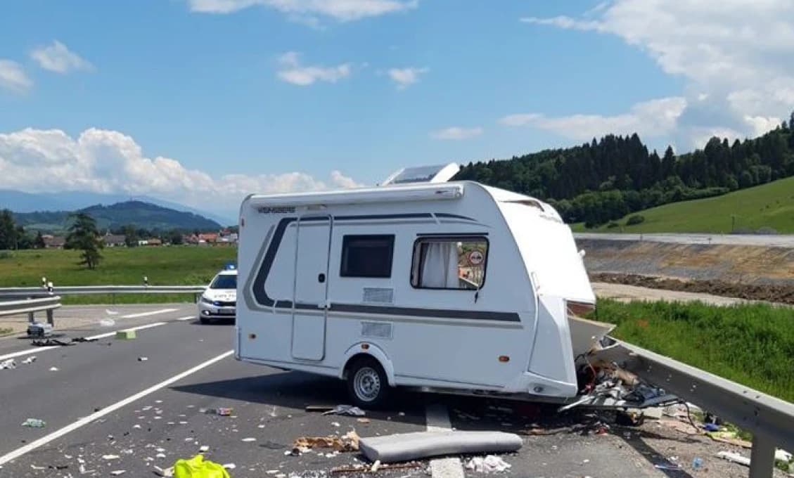 Odpojený karavan stál vodiča život (foto)