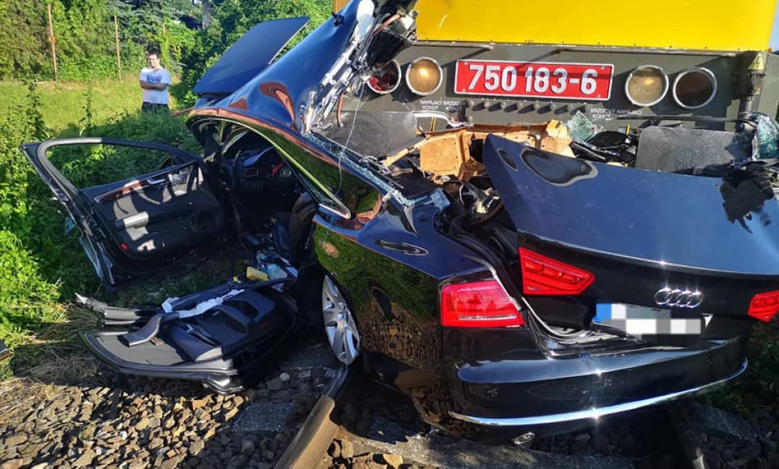 V Nitre sa zrazilo auto s vlakom (foto)