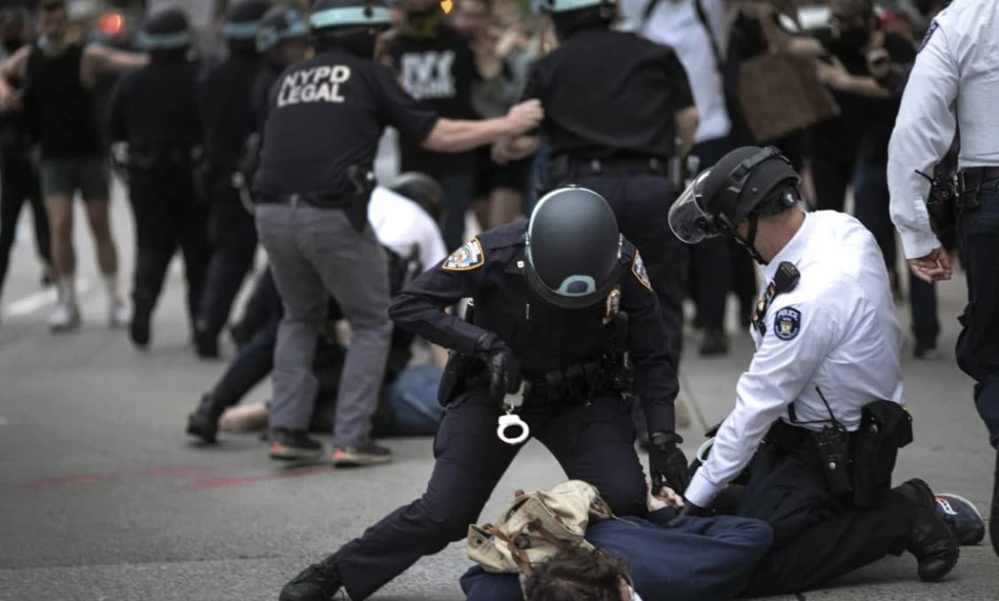 Policajti diskutovali o vraždení "ne**ov" a tak ich vyhodili
