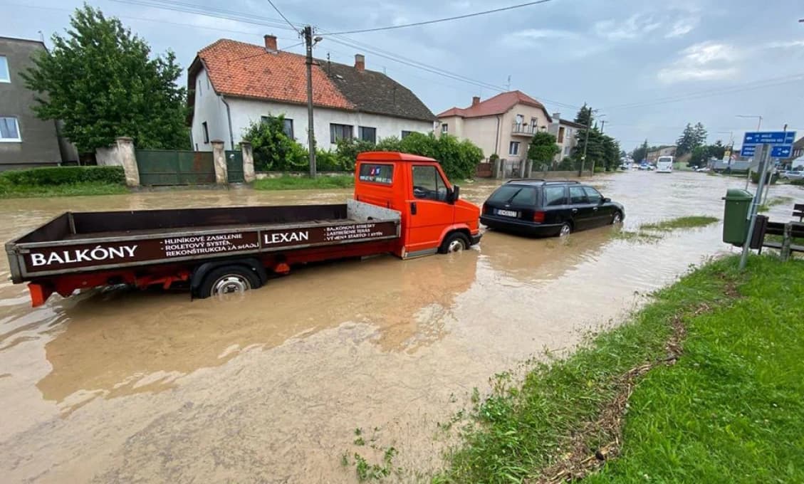 Na Záhorí voda zaplavila viaceré cesty (foto)
